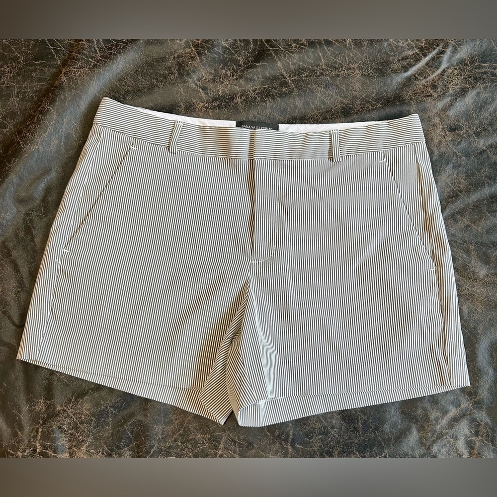 Banana Republic grey/white pinstripe lightweight shorts pockets 10